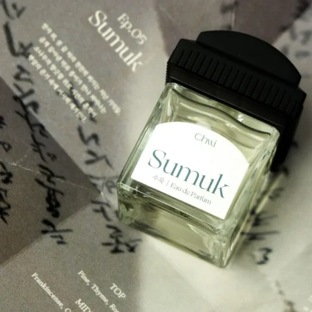 Chwi Sumuk Eau De Parfum Ink & Paper – kvepalai su pušies, smilkalų ir medienos natomis